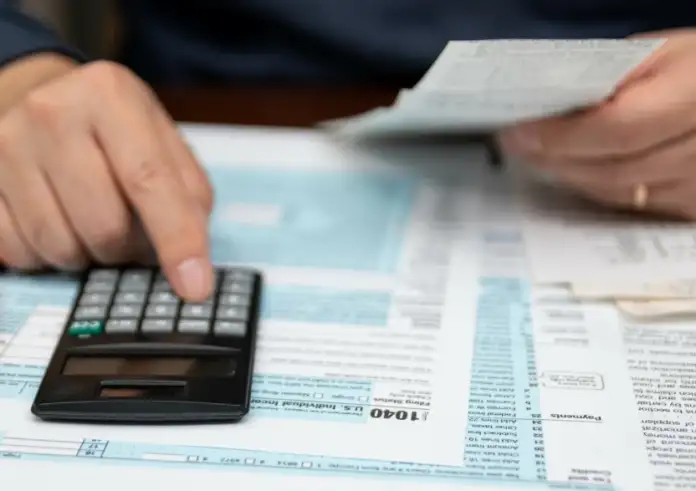 Έρχονται φοροελαφρύνσεις για τις επιχειρήσεις – Τα σενάρια που εξετάζονται