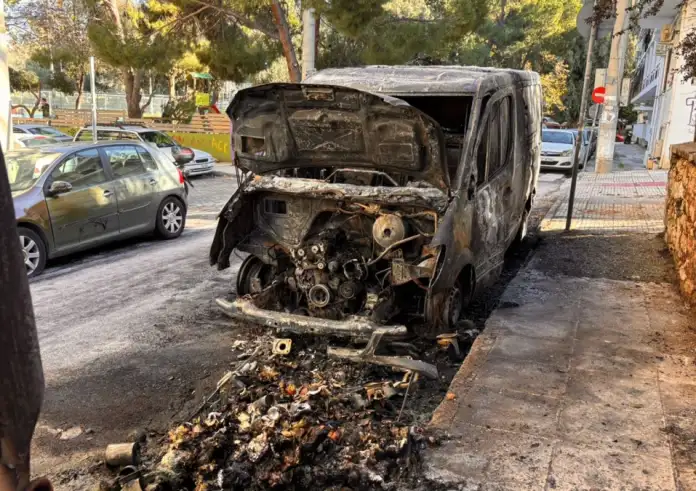 Εμπρησμός στην Καισαριανή: Στόχος τρία φορτηγά – Φθορές σε σταθμευμένα ΙΧ