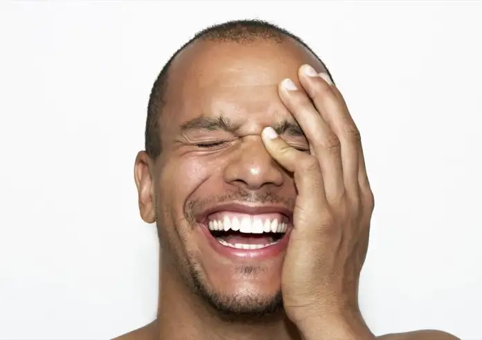 Γιατί σε πολύ δύσκολες στιγμές αντί να κλαίμε…γελάμε; Η απάντηση της Ψυχολογίας