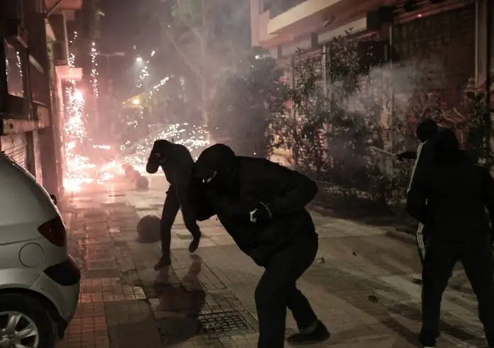 Επεισόδια στην πορεία για Γρηγορόπουλο – Μολότοφ και δακρυγόνα στο κέντρο της Αθήνας