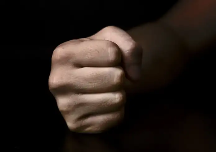 Σοκ σε αγώνα βόλεϊ στο Ωραιόκαστρο: Δύο άνδρες επιτέθηκαν σε 13χρονο επειδή χτυπούσε τύμπανο