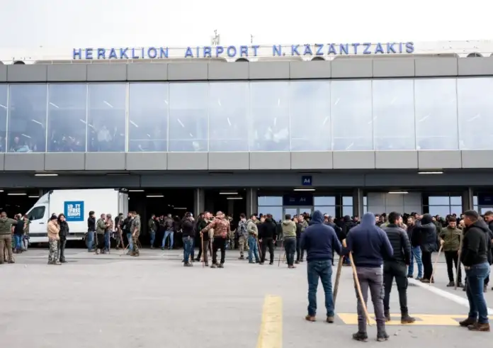 Μπλόκα αγροτών στην Κρήτη: Άνοιξαν ξανά τα αεροδρόμια σε Ηράκλειο και Χανιά – Τι ισχύει για τις πτήσεις