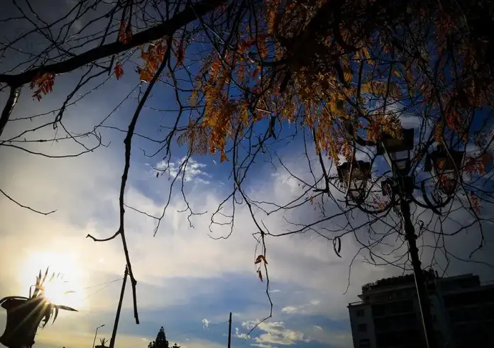 Καλοκαιρία με ημερομηνία λήξης: Έρχεται νέο κύμα κακοκαιρίας – Πότε αναμένονται βροχές και καταιγίδες