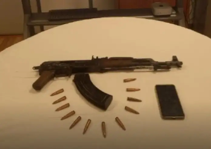 Αθήνα: Συνελήφθη 20χρονος με καλάσνικοφ σε βαλίτσα μετά την αποβίβασή του από λεωφορείο