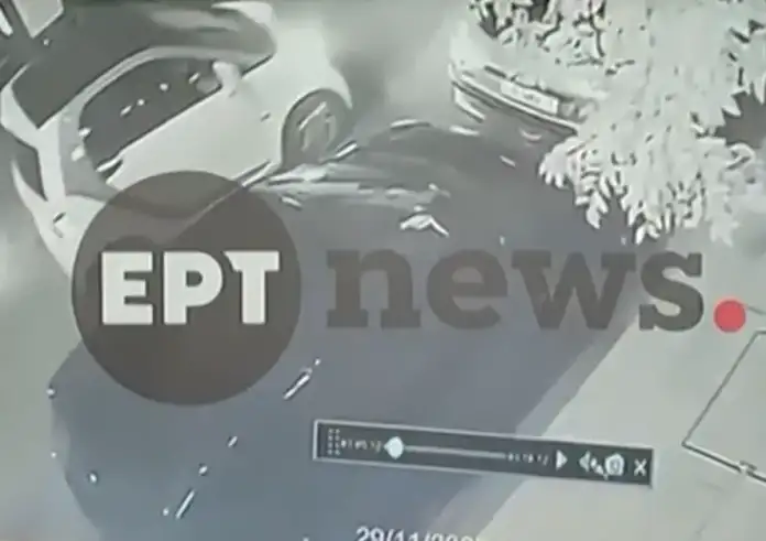 Καλλιθέα: Καρέ–καρέ η στιγμή πριν το τροχαίο με εγκατάλειψη 17χρονου. Στη δημοσιότητα το όχημα που τον παρέσυρε