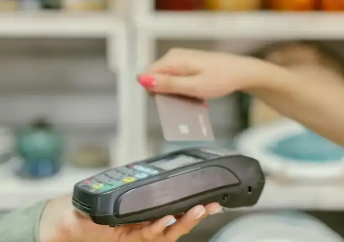 Αναλήψεις με κάρτα μέσα στα καταστήματα και πληρωμή εισιτηρίου απευθείας στο ΚΤΕΛ: Νέες ψηφιακές υπηρεσίες