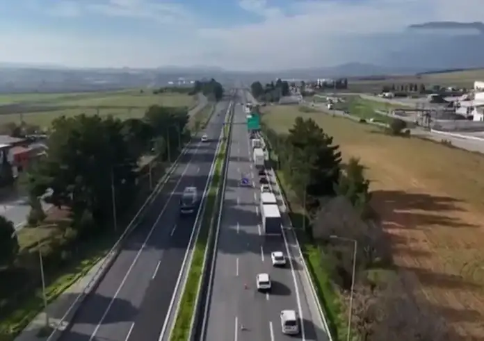 Σκληραίνουν τη στάση τους οι αγρότες – Ουρές χιλιομέτρων στην παράκαμψη της Ριτσώνας