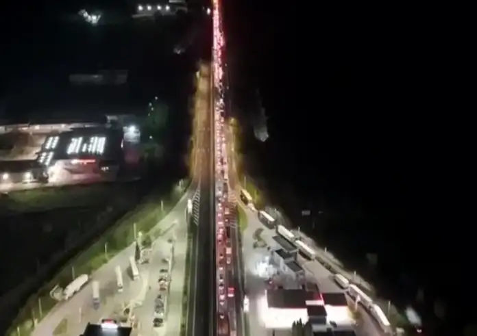 Σταδιακή αποσυμφόρηση στην Αθηνών–Λαμίας: Άνοιξαν λωρίδες μετά το χάος με τις ουρές χιλιομέτρων