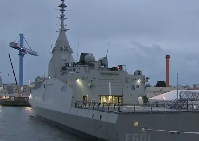 Ιστορική στιγμή για το Πολεμικό Ναυτικό: Η ύψωση της σημαίας στη φρεγάτα Belharra ΚΙΜΩΝ