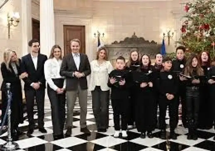 Χριστουγεννιάτικα κάλαντα στο Μαξίμου παρουσία του Κυριάκου Μητσοτάκη
