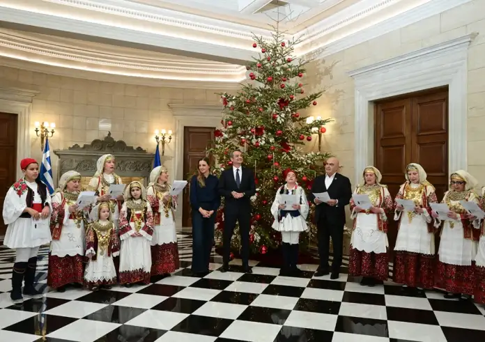 Μέγαρο Μαξίμου: Τα πρωτοχρονιάτικα κάλαντα στον Κυριάκο Μητσοτάκη από την Ένωση Λιοσιωτών Ιλίου