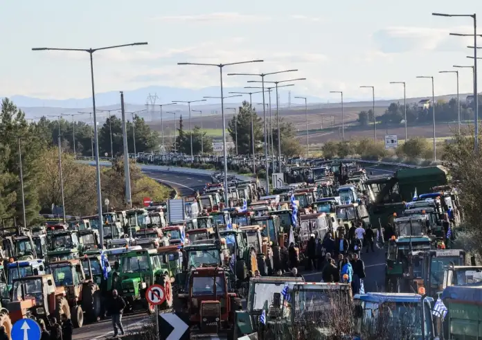 Μπλόκα και νέες κινητοποιήσεις από Δευτέρα – Έρευνα για οδηγό τρακτέρ που κινήθηκε απειλητικά σε αστυνομικούς