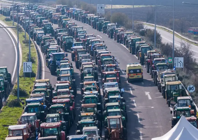 Αγροτικά μπλόκα: Συνεχίζεται η ταλαιπωρία των εκδρομέων - Μεγάλες καθυστερήσεις στην εθνική οδό