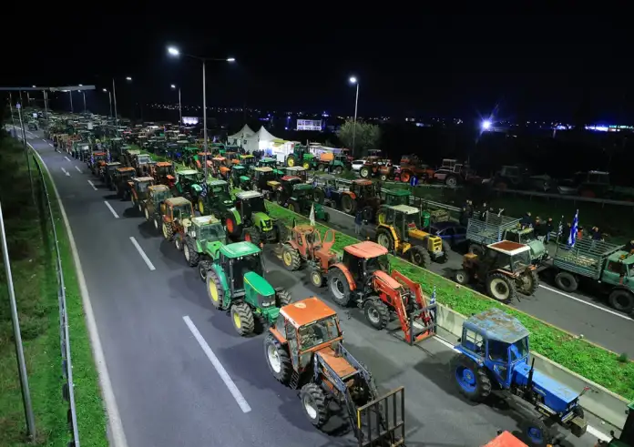 Κλιμακώνονται οι αγροτικές κινητοποιήσεις: Αποκλεισμοί σε Μάλγαρα και τελωνείο Ευζώνων