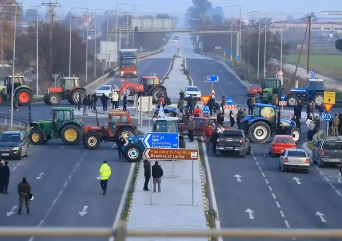 Αγροτικά μπλόκα με μερική χαλάρωση πριν τις γιορτές – Ποιοι δρόμοι ανοίγουν, πού παραμένουν οι αποκλεισμοί
