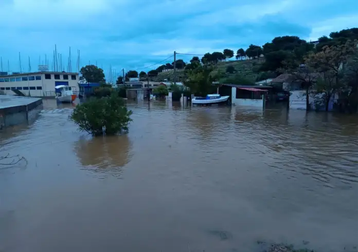 Νέα Πέραμος: Τμήμα δρόμου κατέρρευσε και εξαφανίστηκε από την κακοκαιρία - Βίντεο