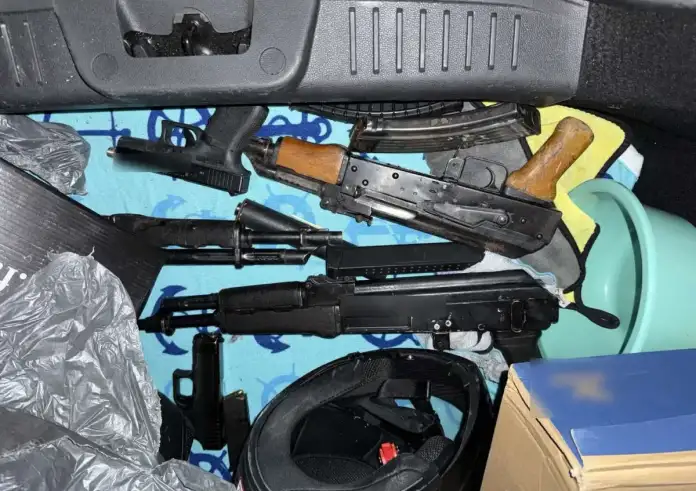 Αποθήκη-οπλοστάσιο στα Καλύβια: Βρέθηκαν όπλα, πινακίδες και κλεμμένα οχήματα