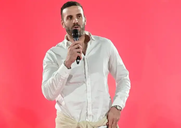 Σάλος μετά την επίθεση του Νίκου Παππά σε δημοσιογράφο στο Στρασβούργο – Εκτός ευρωομάδας του ΣΥΡΙΖΑ