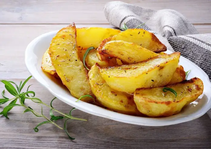Πατάτες φούρνου σαν να είσαι σε εστιατόριο: Το κόλπο που λίγοι ξέρουν