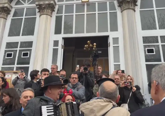 Κωνσταντινούπολη: Η ελληνική ομογένεια τραγούδησε τα χριστουγεννιάτικα κάλαντα