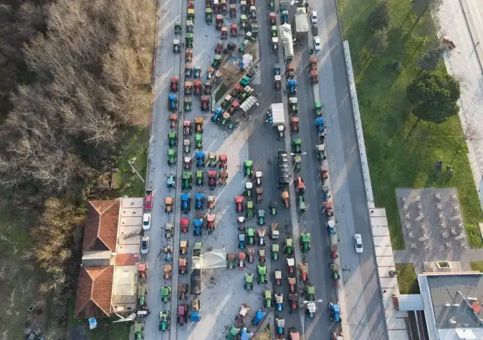 Αγροτικά μπλόκα σε όλη τη χώρα: Κλειστή η Ιόνια Οδός, δίωρος αποκλεισμός στον Μπράλο