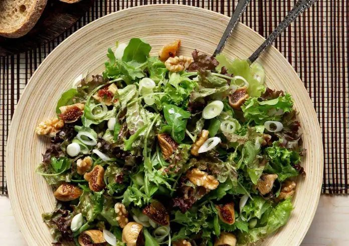 Τι τρώμε μετά το ρεβεγιόν; Η πιο έξυπνη σαλάτα με ό,τι περίσσεψε από το χριστουγεννιάτικο τραπέζι