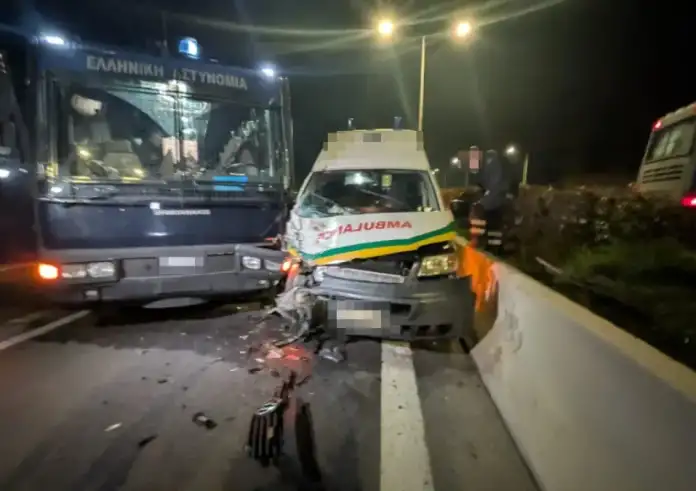 Λάρισα: Ασθενοφόρο συγκρούστηκε με κλούβα της ΕΛ.ΑΣ. στον Πλατύκαμπο – Τραυματίστηκε ο συνοδηγός