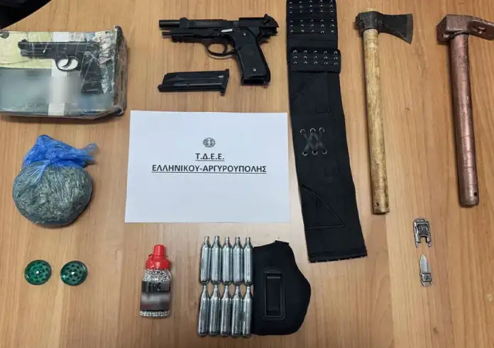 Αργυρούπολη: Τι βρέθηκε στην κατοχή του 59χρονου που απείλησε οδηγό με τσεκούρι - Οδηγήθηκε στον εισαγγελέα