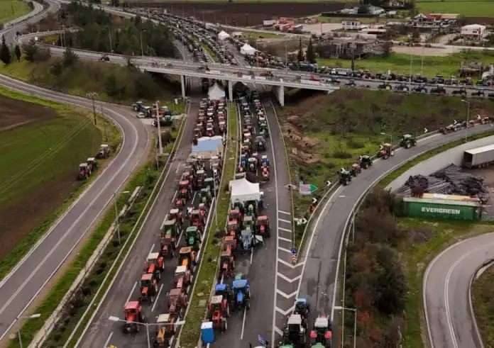 Χριστούγεννα με χάος στους δρόμους: σκληραίνει το μέτωπο κυβέρνησης – αγροτών και φουντώνει το blame game