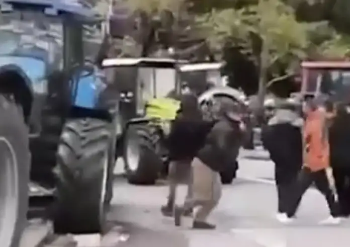 Τρακτέρ κάνει όπισθεν με υπερβολική ταχύτητα - Αγρότες φώναζαν «Πάτα τον» για τον αστυνομικό