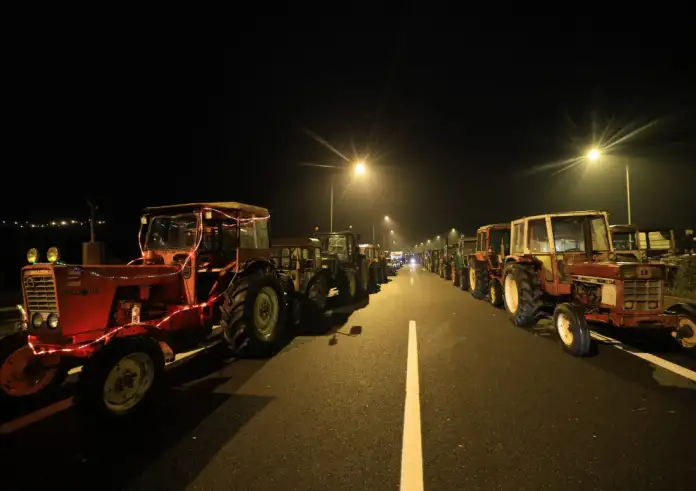 Αγρότες: Κλειστοί δρόμοι, παράδρομοι και προαναγγελίες για αποκλεισμούς αεροδρομίων και λιμανιών