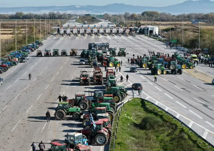 Στα μπλόκα οι αγρότες: Κλειστή η ΠΑΘΕ σε Νίκαια και Μάλγαρα – Κλιμάκωση κινητοποιήσεων σε όλη τη χώρα