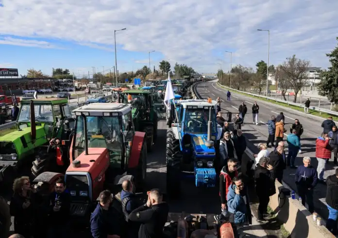 Αγροτικές κινητοποιήσεις: Μπλόκα σε όλη τη χώρα, κλιμάκωση και πανελλαδικός συντονισμός