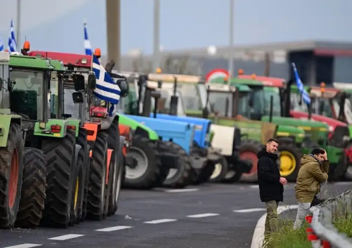 Κλιμακώνονται οι κινητοποιήσεις των αγροτών: Μπλόκα σε πάνω από 110 σημεία