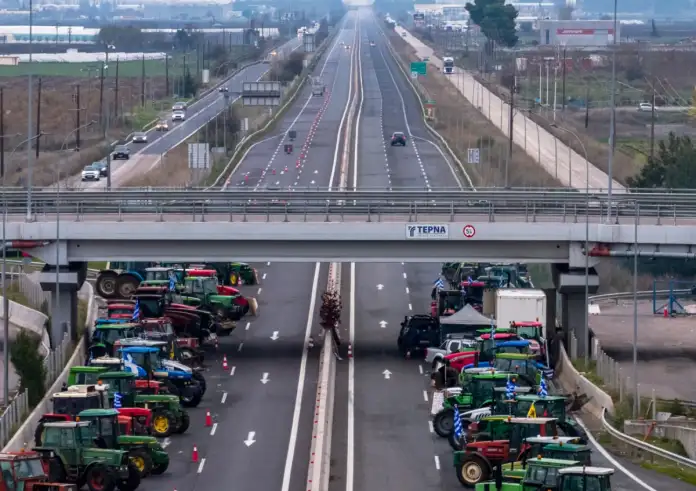 Στα μπλόκα θα κάνουν Πρωτοχρονιά αγρότες και κτηνοτρόφο