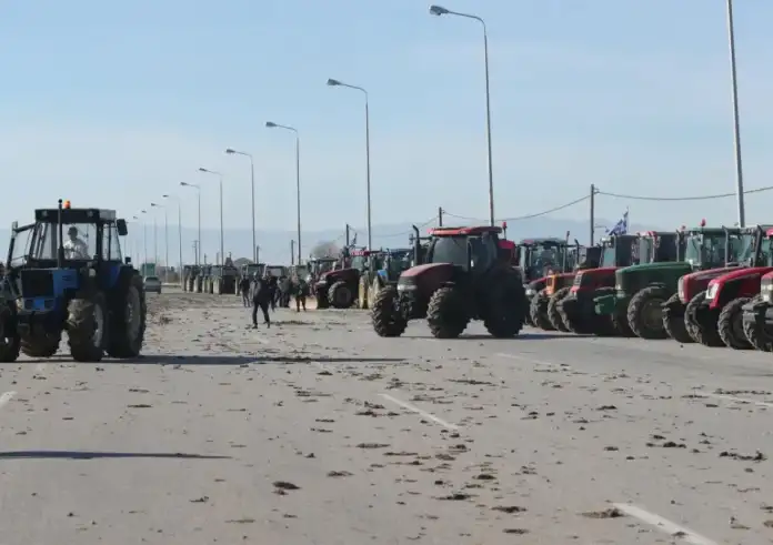 Κλιμακώνονται οι αγροτικές κινητοποιήσεις – Αποκλεισμοί σε Μάλγαρα, Νίκαια και Ε65