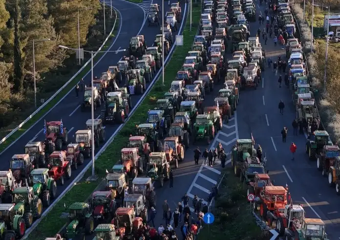 Κλιμακώνουν τον αγώνα τους οι αγρότες – «Κομμένη» η χώρα στα δύο