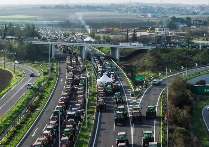 Έτοιμοι για Πρωτοχρονιά στα μπλόκα οι αγρότες – Κλιμακώνουν τις κινητοποιήσεις