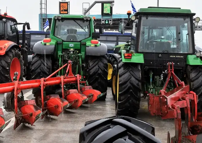 Κλιμακώνουν τις πιέσεις οι αγρότες με περισσότερα μπλόκα σε όλη τη χώρα