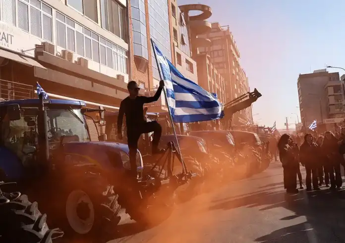 Αγρότες μετά την πρόσκληση Μητσοτάκη: «Δεν κάνουμε πίσω» – Αποχωρούν από το λιμάνι της Θεσσαλονίκης
