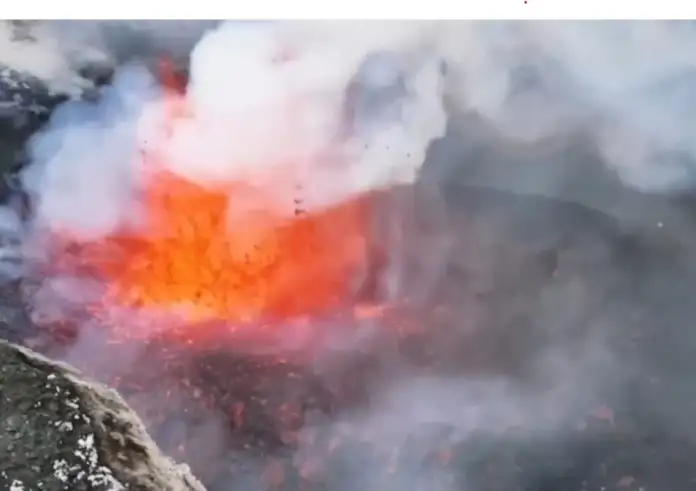 Αίτνα: Εντυπωσιακή έκρηξη με λάβα και τέφρα – Σκιέρ κατέβαιναν τις πίστες δίπλα στο ηφαίστειο