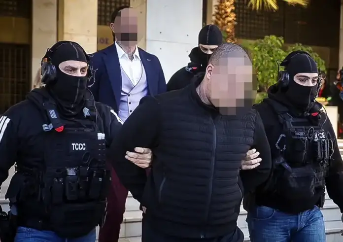 Διπλή δολοφονία στη Φοινικούντα: Προφυλακιστέος ο 30χρονος για συνέργεια μετά από 9ωρη απολογία