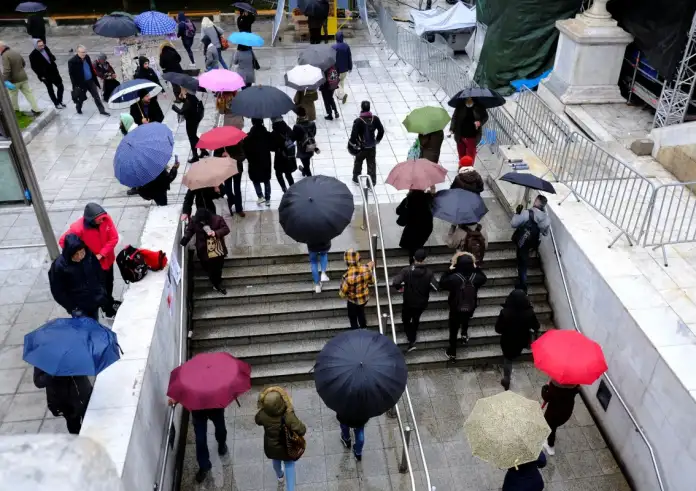 Κακοκαιρία «BYRON»: Σαρώνει την Αττική – Πλημμυρισμένοι δρόμοι, διακοπές κυκλοφορίας