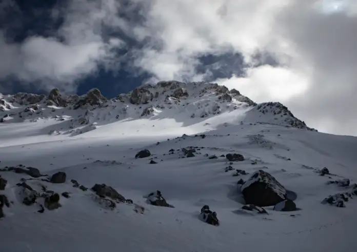 Βαρδούσια: Σε εξέλιξη η δύσκολη ανάσυρση των τεσσάρων ορειβατών – Με ελικόπτερο η μεταφορά των σορών