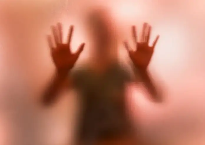 Θεσσαλονίκη: 55χρονη κακοποιούσε σεξουαλικά τον γιο της οικιακής βοηθού της από όταν ήταν 9 ετών