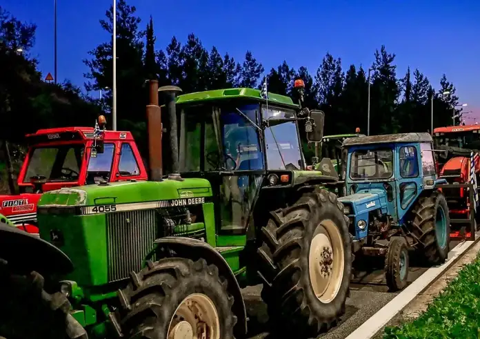 Κλιμακώνονται οι αγροτικές κινητοποιήσεις: Προς μπλόκα σε λιμάνια και μαζική ενίσχυση της Νίκαιας