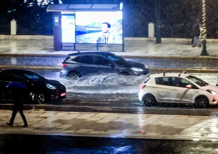 Αττική - κακοκαιρία Byron: Πλημμύρες, διακοπές κυκλοφορίας και εκατοντάδες κλήσεις στην Πυροσβεστική