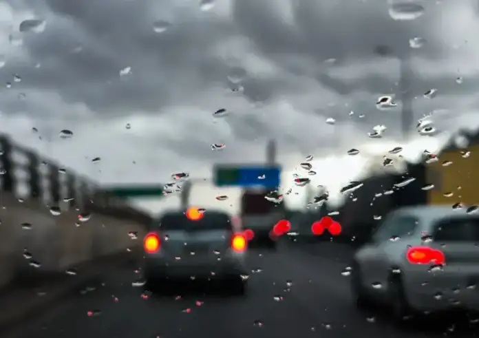 Κυκλοφοριακό χάος στην Αττική: Μποτιλιάρισμα στον Κηφισό και κλειστοί δρόμοι λόγω της κακοκαιρίας «Byron»