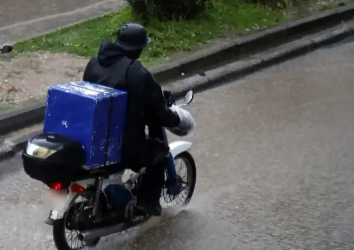 Κακοκαιρία Byron: Τι προβλέπεται για εργαζόμενους σε δημόσιο και ιδιωτικό τομέα – Άδειες, τηλεργασία και μέτρα προστασίας