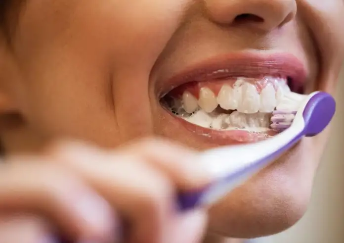 Πώς να κάνεις τα δόντια να φαίνονται πιο λευκά με φυσικό τρόπο